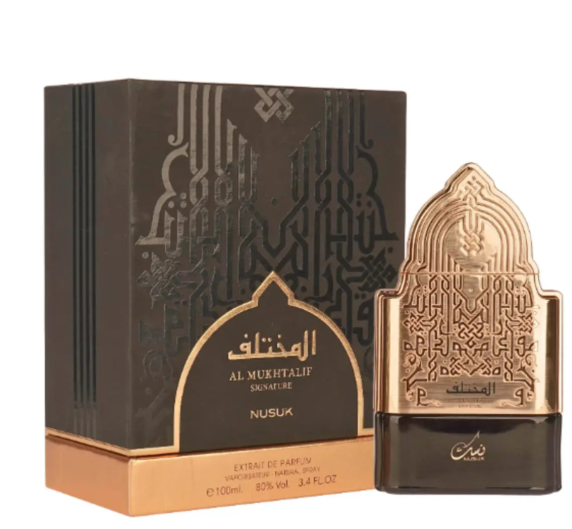 Goldkleurige, fijn gegraveerde parfumfles met donkere bruine basis en bijpassende doos met arabische kalligrafie al mukhtalif signature unisex door nusuk