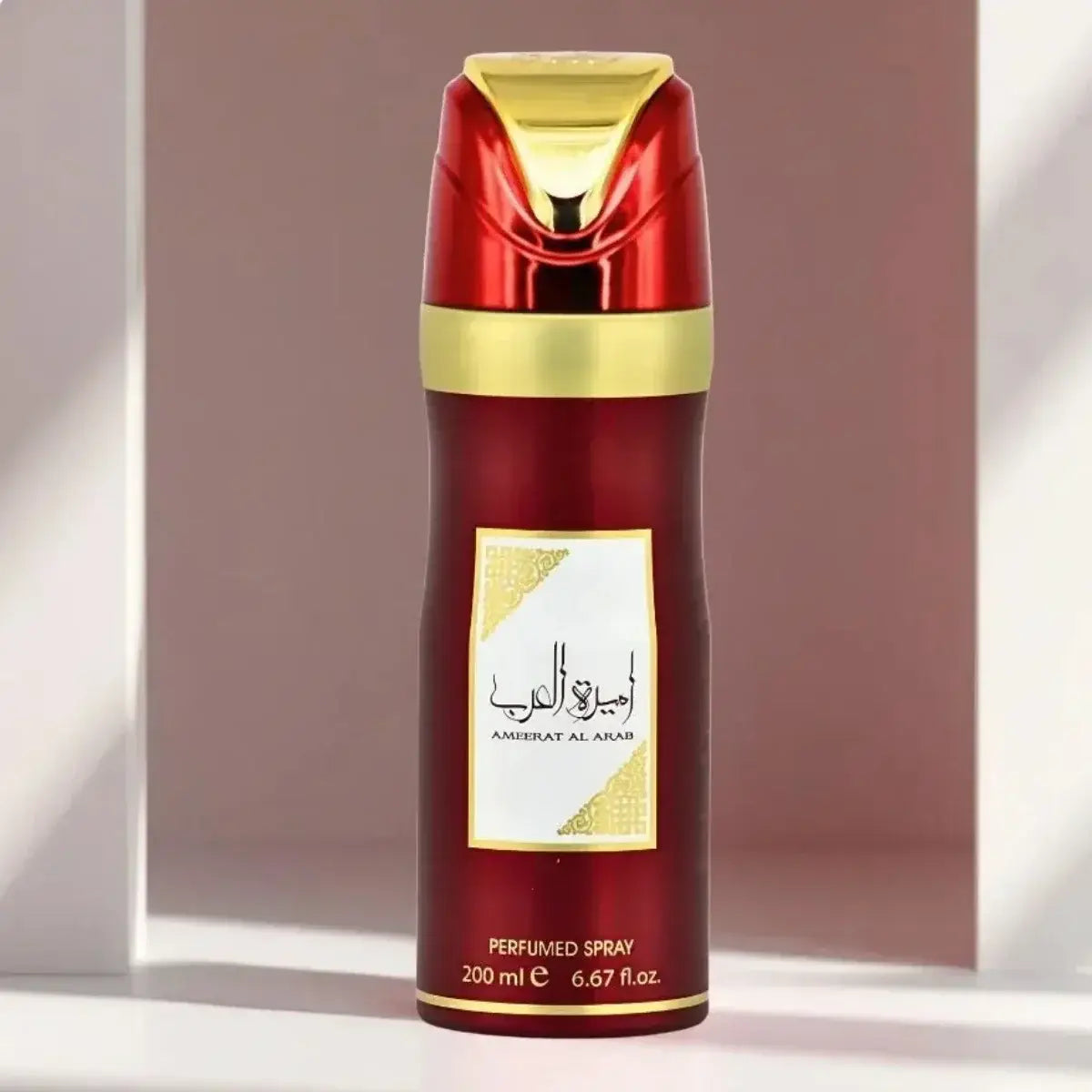 Een strak rode en gouden bodyspray deo fles met metalen dop en arabische letterstijl bij ameerat al arab van ard al zaafaran