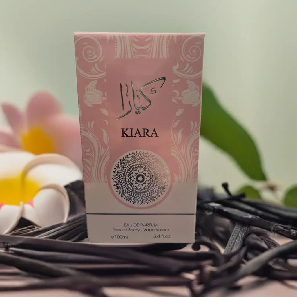 Roze rechthoekige doos van kiara eau de parfum met zilveren arabische letters en zwart-wit mandala ontwerp