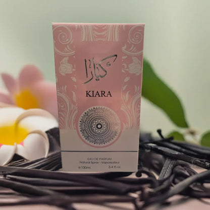 Roze rechthoekige doos van kiara eau de parfum met zilveren arabische letters en zwart-wit mandala ontwerp