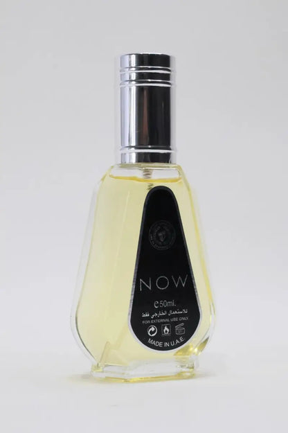Een strak doorzichtig glazen parfumflesje met zilveren dop en zwart etiket met now voor hem van ard al zaafaran